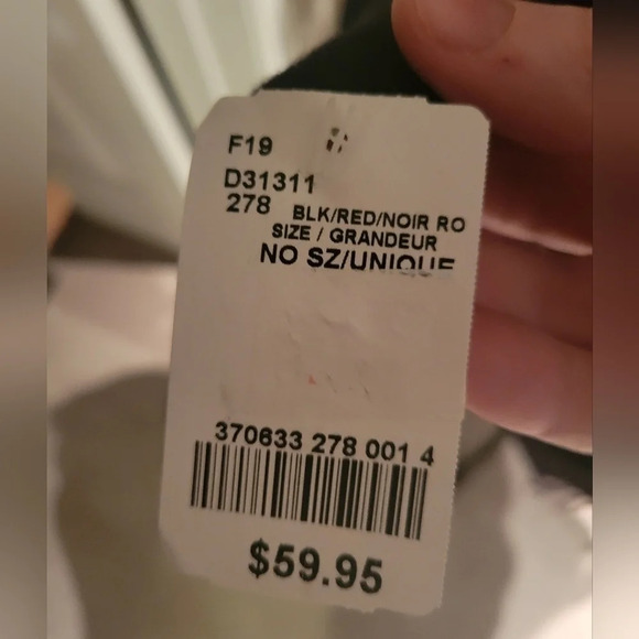 Le Chateau Cape/Shawl - Picture 6 of 6